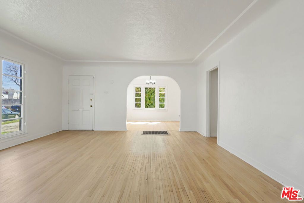 Image 31 of property listing at 805 S Crane Avenue, Compton, CA 90221