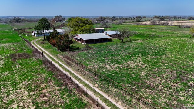 1221 US-181 N, Floresville, TX 78114