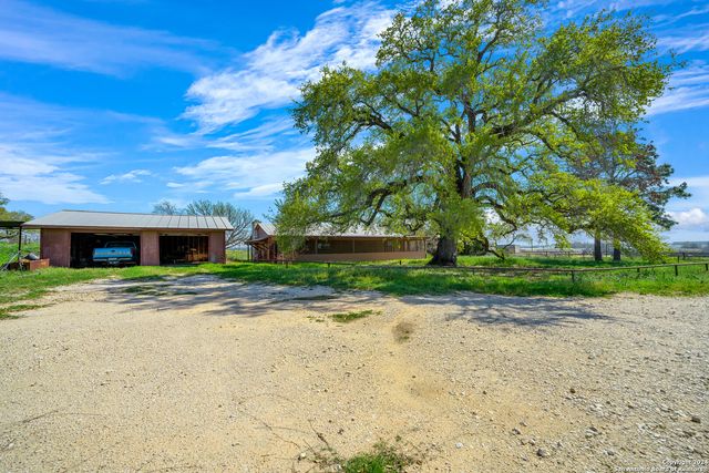 1221 US-181 N, Floresville, TX 78114