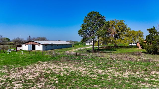 1221 US-181 N, Floresville, TX 78114