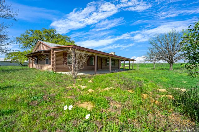1221 US-181 N, Floresville, TX 78114