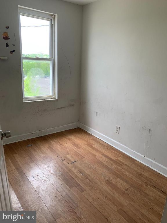 Image 7 of property listing at 542 BRUNSWICK ST, Baltimore, MD 21223