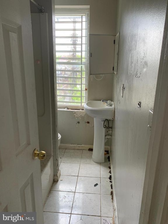 Image 8 of property listing at 542 BRUNSWICK ST, Baltimore, MD 21223