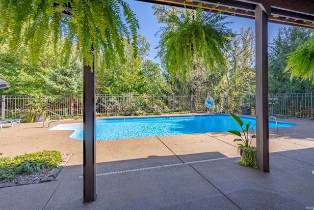 6444 Pebble Pointe Court, Newburgh, IN 47630