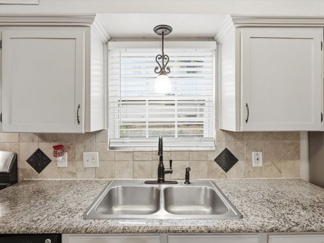 2801 Oak Cliff Lane, Arlington, TX 76012