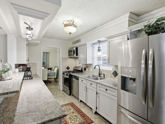 2801 Oak Cliff Lane, Arlington, TX 76012