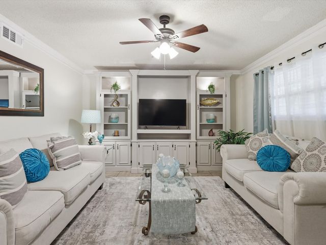 2801 Oak Cliff Lane, Arlington, TX 76012