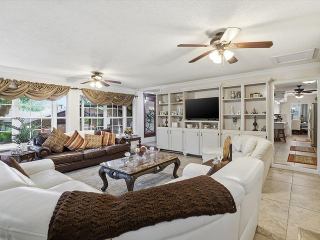 2801 Oak Cliff Lane, Arlington, TX 76012