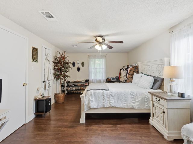 2801 Oak Cliff Lane, Arlington, TX 76012