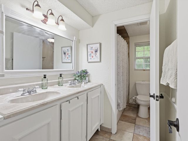 2801 Oak Cliff Lane, Arlington, TX 76012