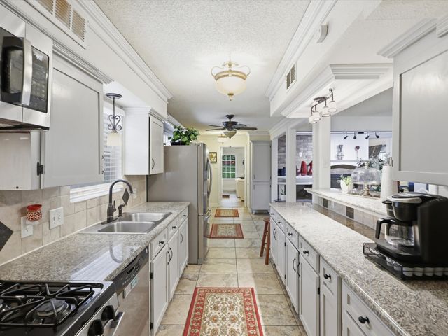 2801 Oak Cliff Lane, Arlington, TX 76012