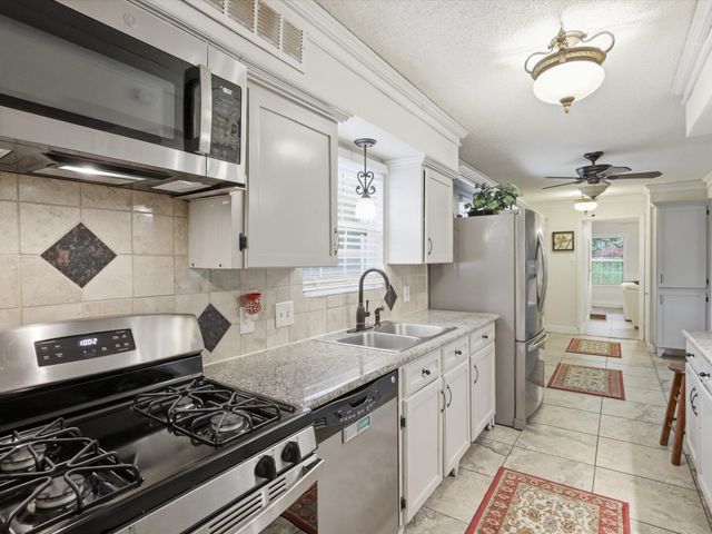 2801 Oak Cliff Lane, Arlington, TX 76012