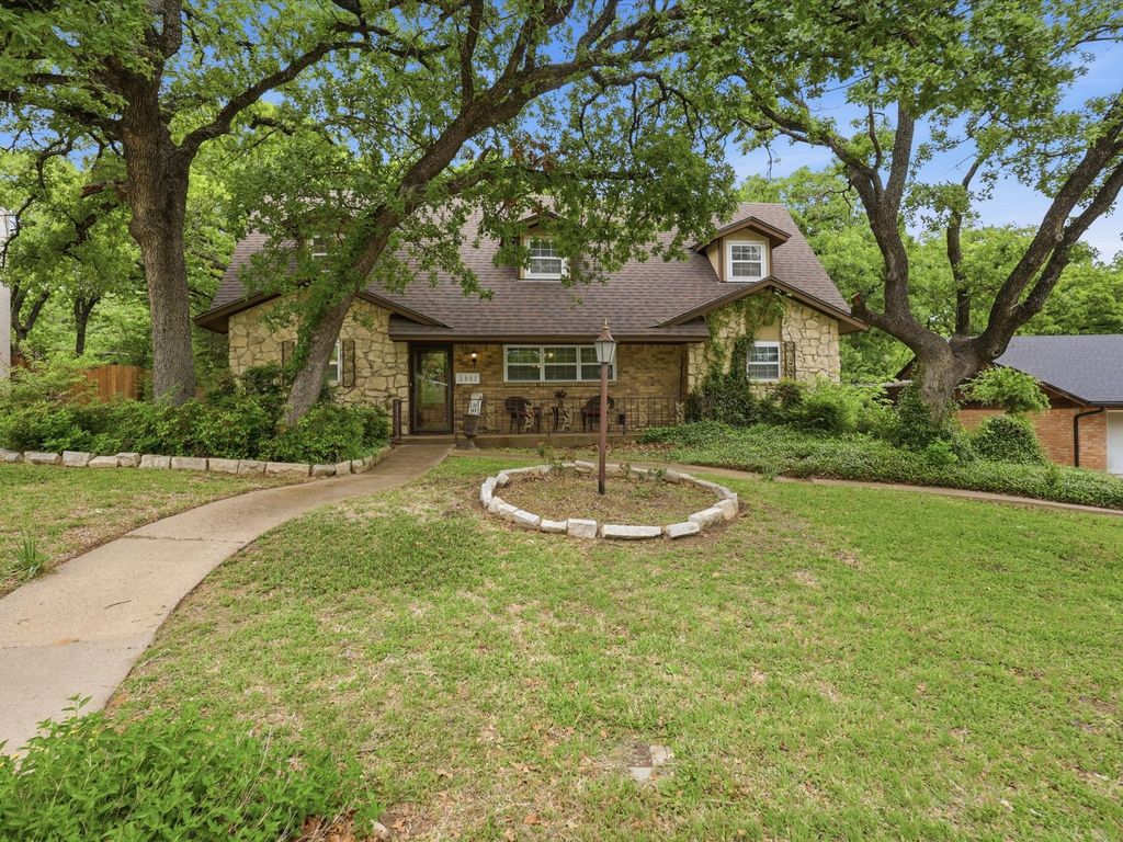 2801 Oak Cliff Lane, Arlington, TX 76012