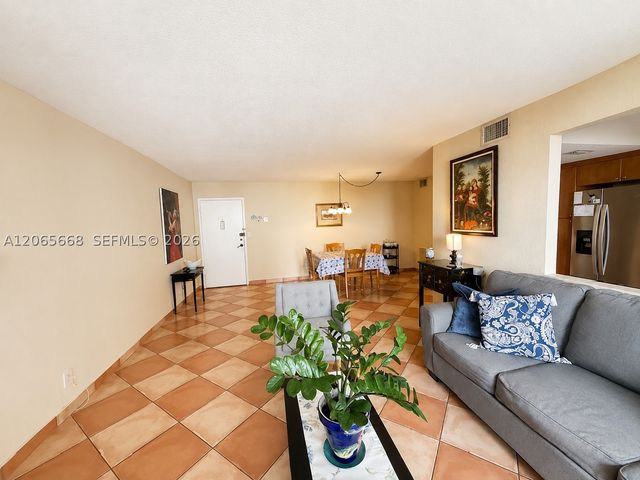 137 Golden Isles Dr 912, Hallandale Beach, FL 33009