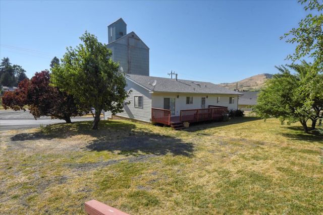 320 S Ramsey St, Tekoa, WA 99033