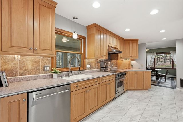 6 Madison Ave, Southampton, MA 01073