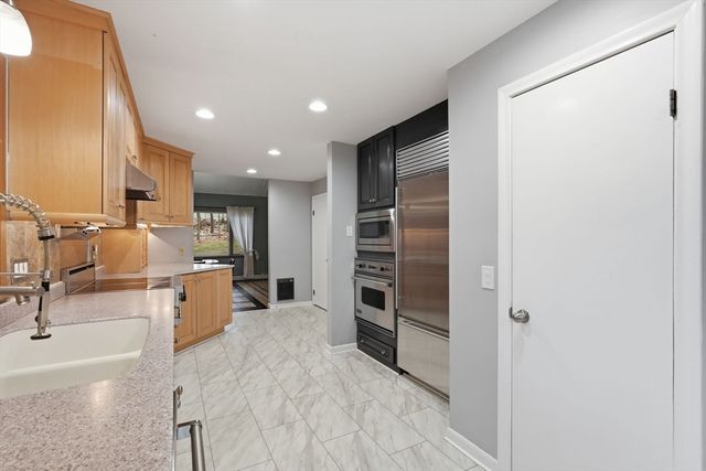 6 Madison Ave, Southampton, MA 01073