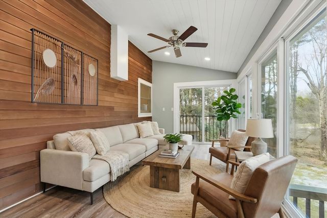 6 Madison Ave, Southampton, MA 01073