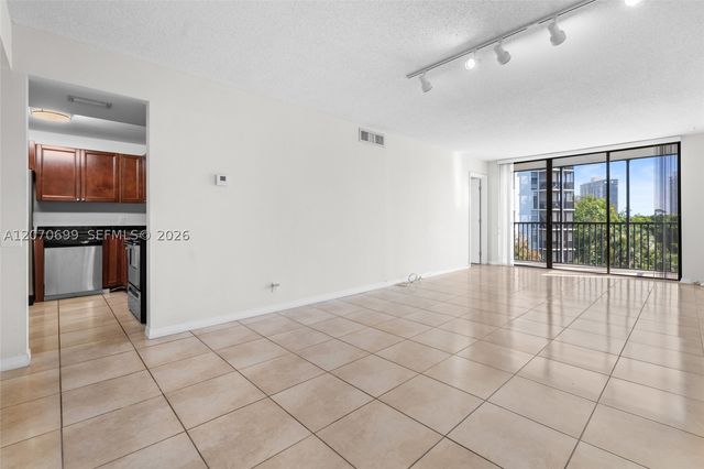 3401 N Country Club Dr 519, Aventura, FL 33180