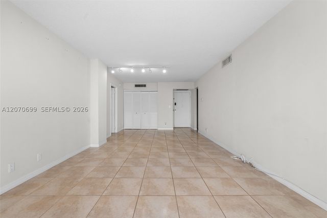 3401 N Country Club Dr 519, Aventura, FL 33180