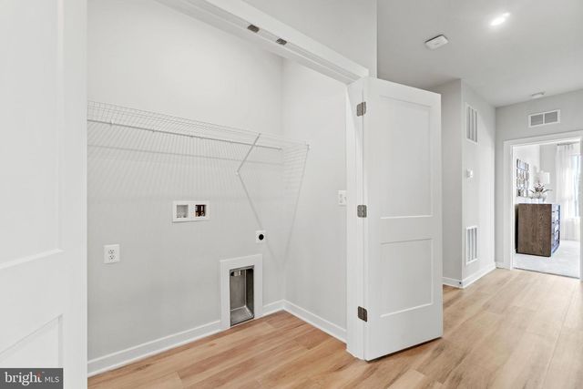 1110B DABNEY DR, Manassas Park, VA 20111