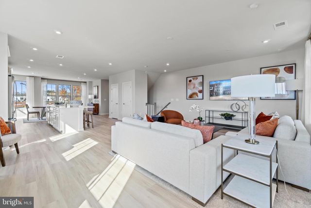 1110B DABNEY DR, Manassas Park, VA 20111