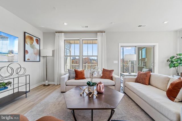 1110B DABNEY DR, Manassas Park, VA 20111