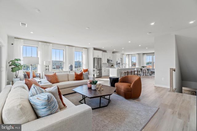 1110B DABNEY DR, Manassas Park, VA 20111