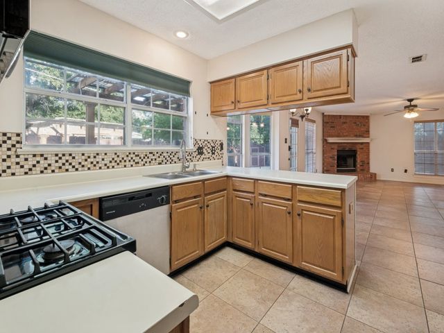 606 Berkley Drive, Grapevine, TX 76051