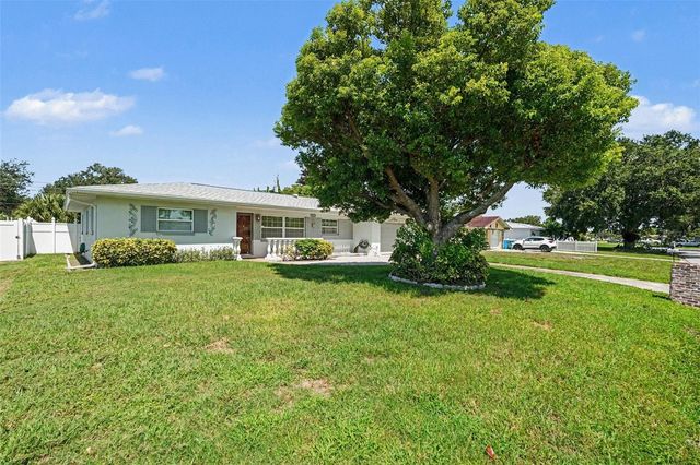 8948 108TH STREET N, Seminole, FL 33772