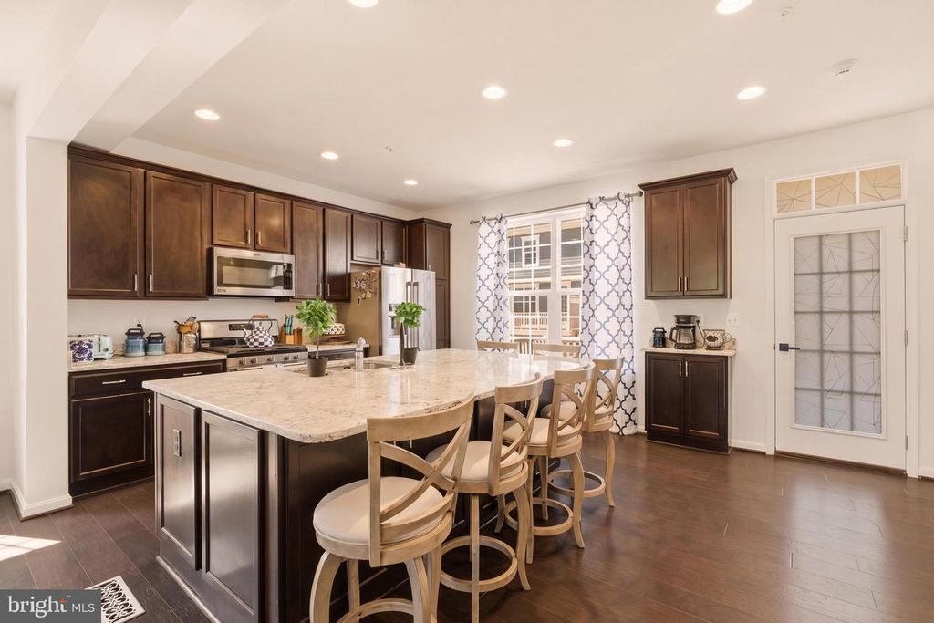 Image 5 of property listing at 55 JOCKEY DR, La Plata, MD 20646