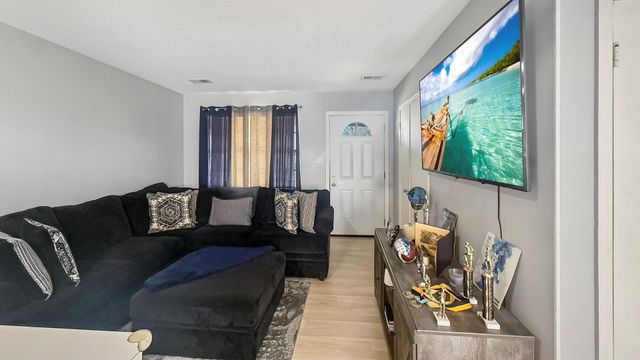 931 W RAINES RD, Memphis, TN 38109