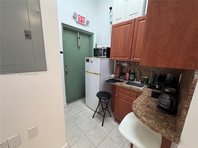 18505 NW 75th Pl, Hialeah, FL 33015