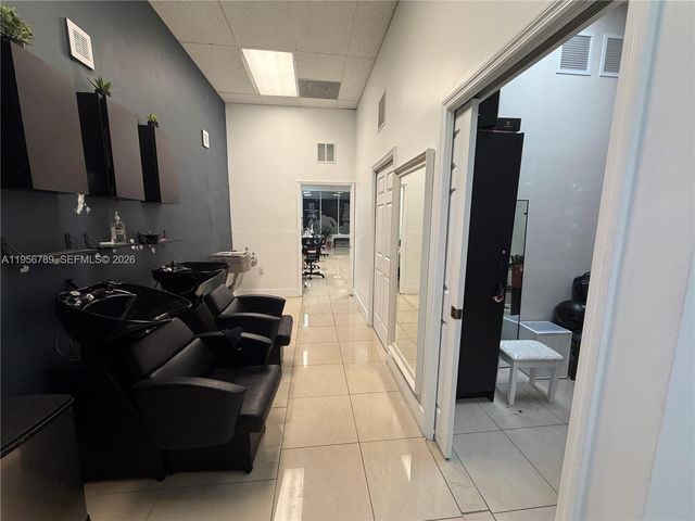 18505 NW 75th Pl, Hialeah, FL 33015