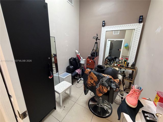 18505 NW 75th Pl, Hialeah, FL 33015