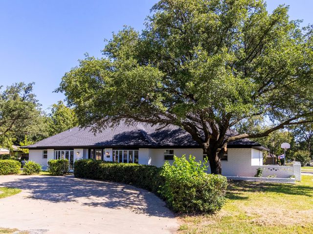 511 S Irick Street, Pilot Point, TX 76258