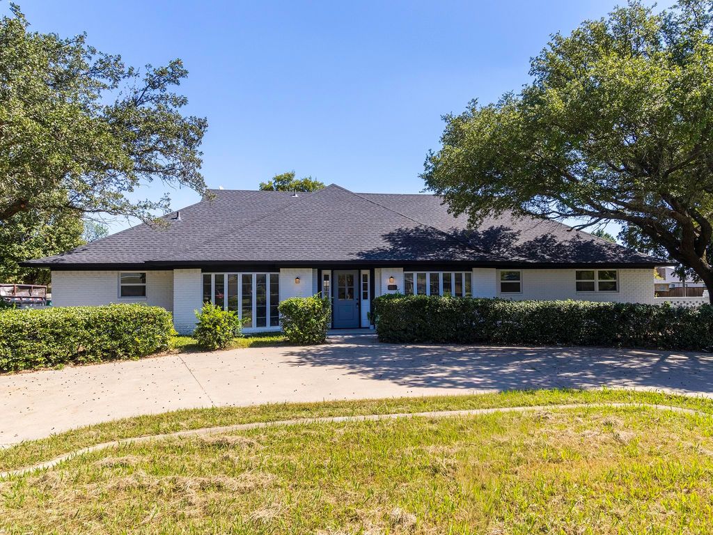 511 S Irick Street, Pilot Point, TX 76258
