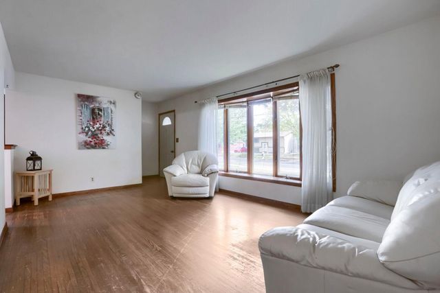 2021 English Street, Maplewood, MN 55109