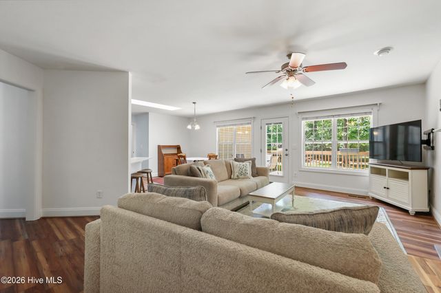 215 Oakmont Drive, Hampstead, NC 28443