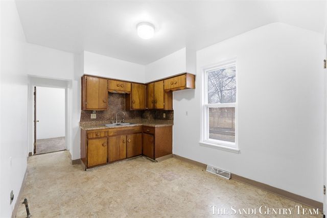 810 W Southern Avenue, Muskegon, MI 49441