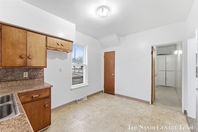 810 W Southern Avenue, Muskegon, MI 49441