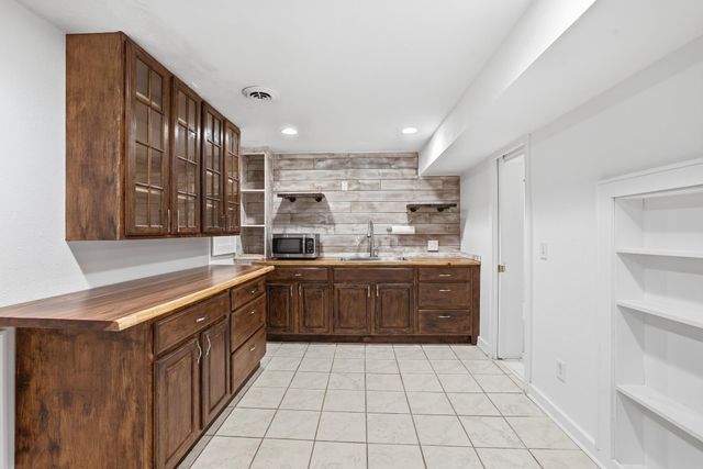 233 Groveland Avenue, Minneapolis, MN 55403