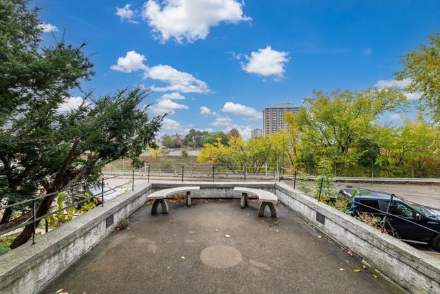 233 Groveland Avenue, Minneapolis, MN 55403