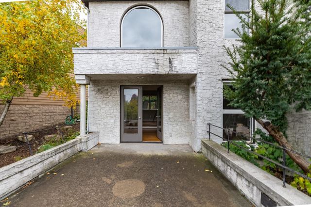 233 Groveland Avenue, Minneapolis, MN 55403