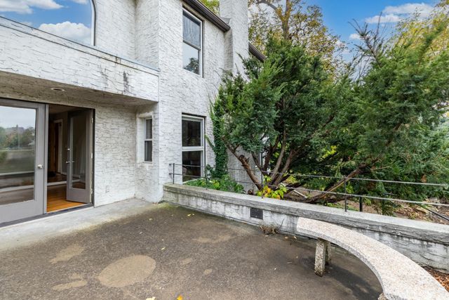 233 Groveland Avenue, Minneapolis, MN 55403