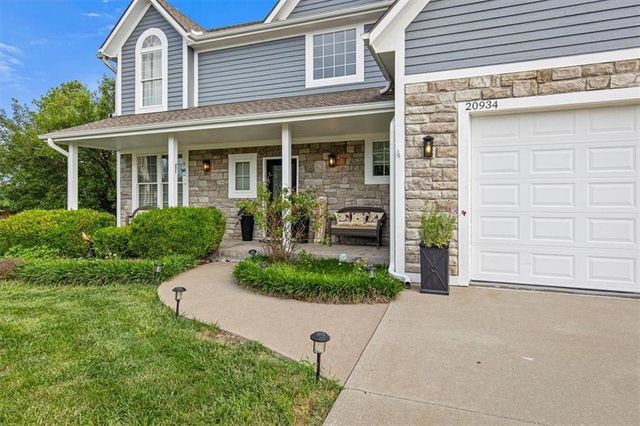 20934 Cottonwood Circle, Spring Hill, KS 66083