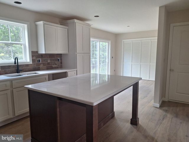 7 OAK LN, Mechanicsburg, PA 17050