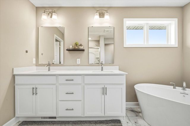 8422 60th Street S, Cottage Grove, MN 55016