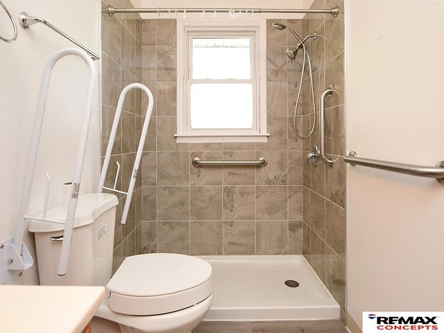 7040 Seward Avenue, Lincoln, NE 68507