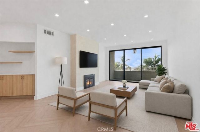 8455 Fountain Avenue 308, West Hollywood, CA 90069